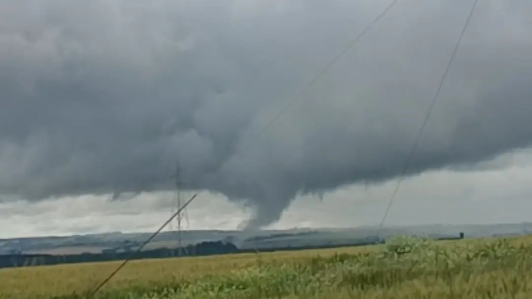Ponta Grossa e Carambeí viram tornado landspout nesta quinta-feira, um redemoinho de fraca intensidade formado perto da…