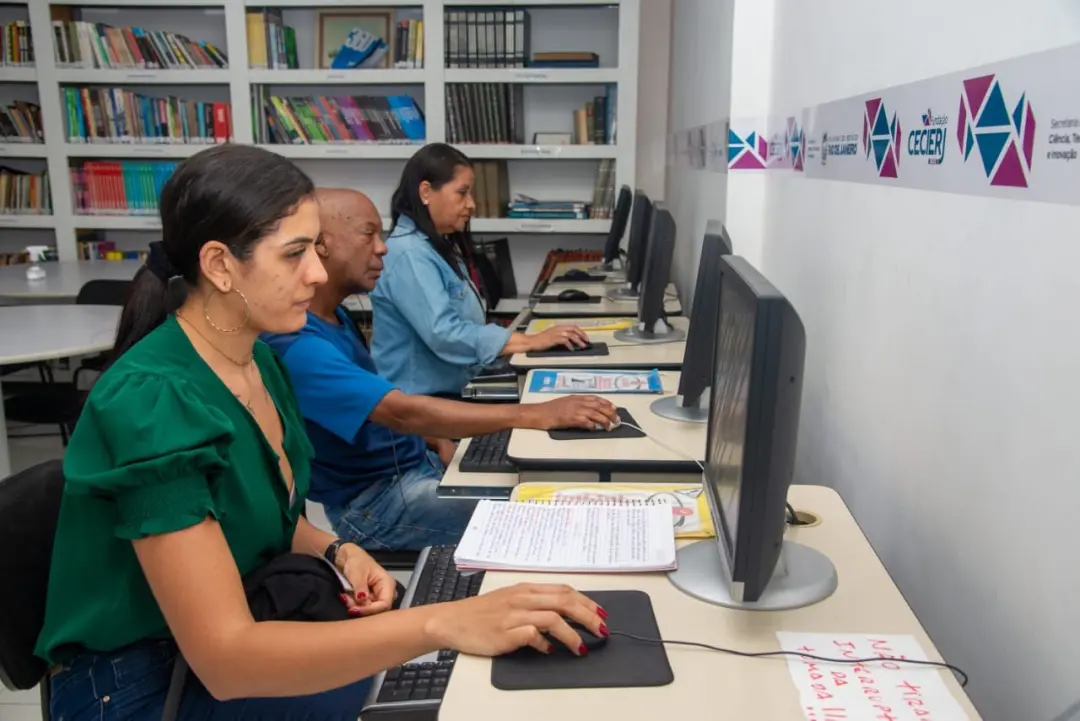 50 anos de Centro de Educação de Jovens e Adultos em Niterói. Mais de 51 mil alunos passaram por lá buscando uma segund…