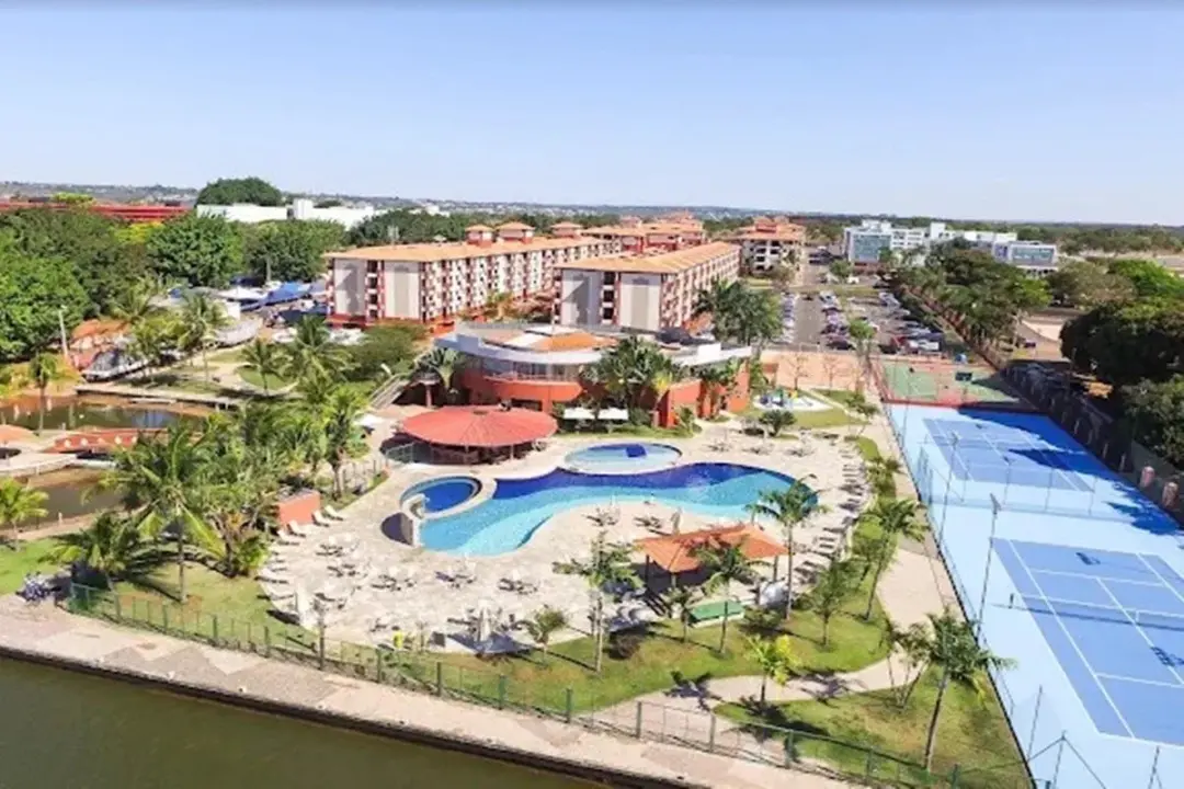 Bebê de cinco meses foi encontrado sozinho trancado em apartamento no condomínio Lake Side em Brasília. A mulher foi pr…