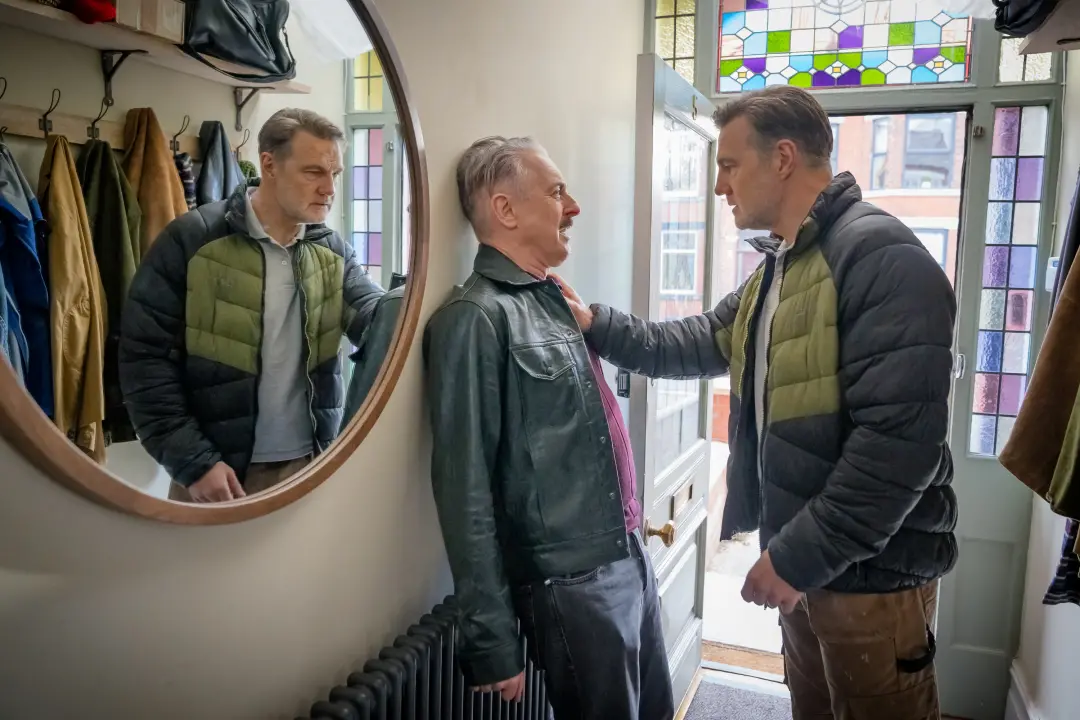 Leo Struthers e Clive Goss, vizinhos em Manchester, enfrentam tensões em 10 dias, com Leo sendo deixado pelo parceiro e…