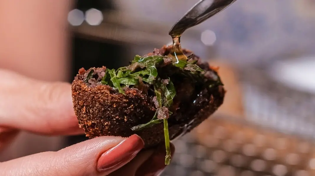 Chef Kátia Barbosa leva o bolinho de feijoada para o Roxy Dinner Show, em Copacabana, aos sábados e domingos. Levar um …
