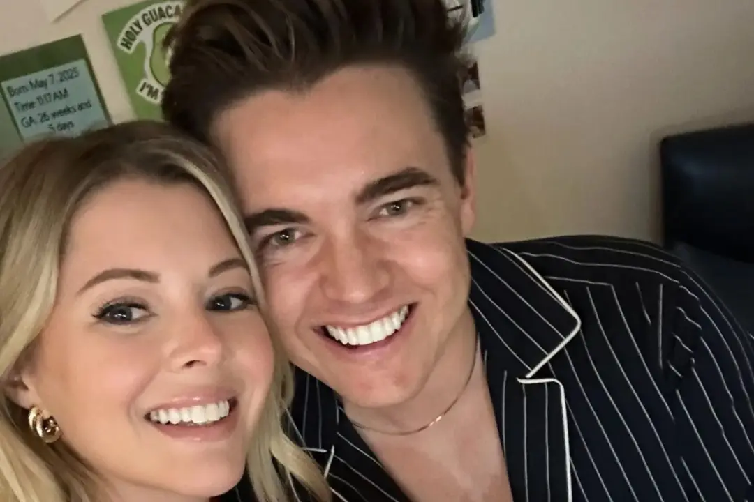 Jesse McCartney, cantor conhecido dos anos 2000, revelou fotos doces sobre a esposa estar grávida do segundo filho. É b…