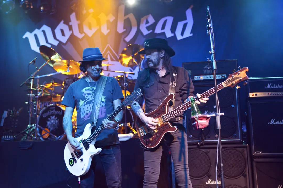 Phil Campbell, guitarrista do Motorhead, faleceu aos 64 anos após complicações cirúrgicas, segundo a investigação. Um f…