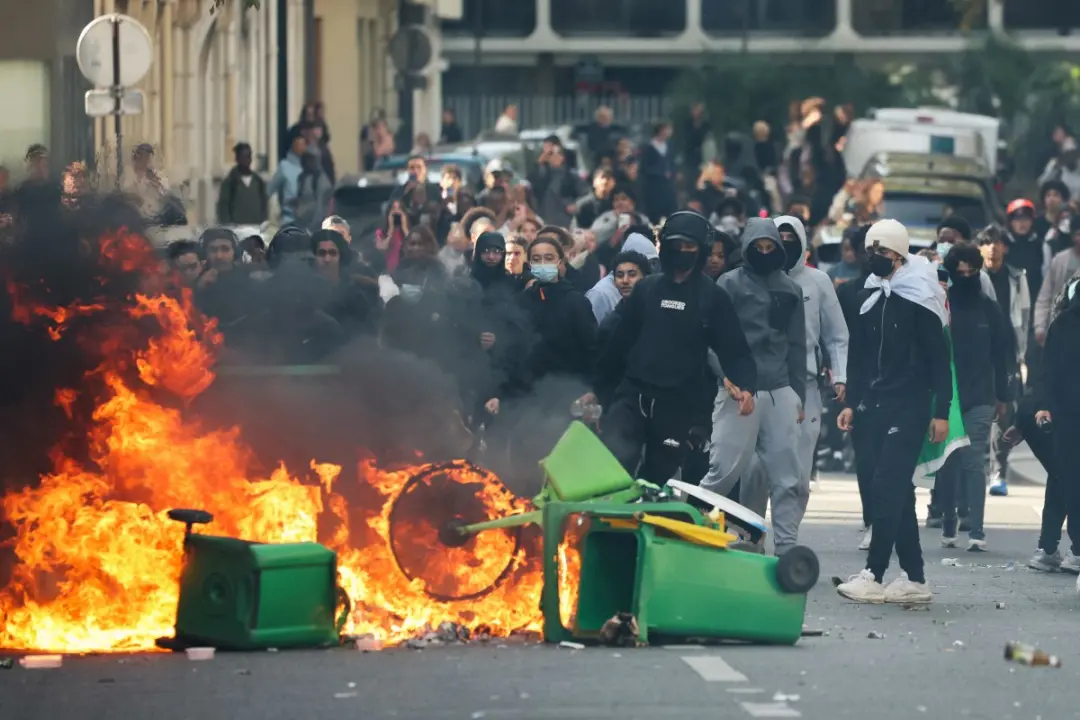 Em protestos na França, cerca de 65 educadores ficaram feridos e 2000 pessoas foram detidas, sendo quase todas menores …