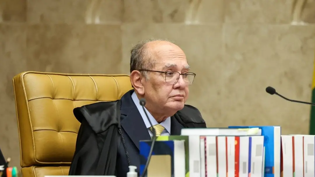 Gilmar Mendes interrompeu a fala de Cármen Lúcia e Flávio Dino durante sessão plenária do STF, afirmando que nao se pod…