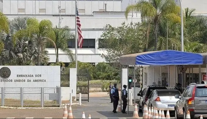 Em Brasília, a Embaixada e os consulados americanos suspenderam serviços a partir de sexta devido a questões de seguran…