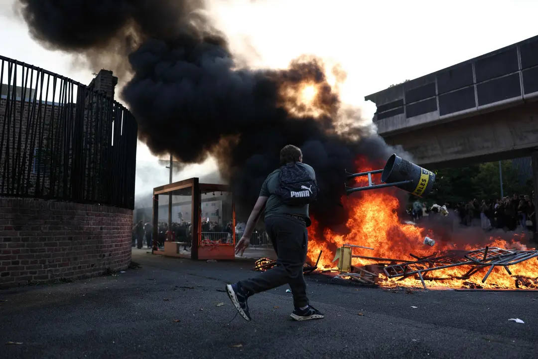 Quatrocentos escolas de Ensino Médio fecharam na França por causa dos protestos estudantis que viraram violentos. É tri…