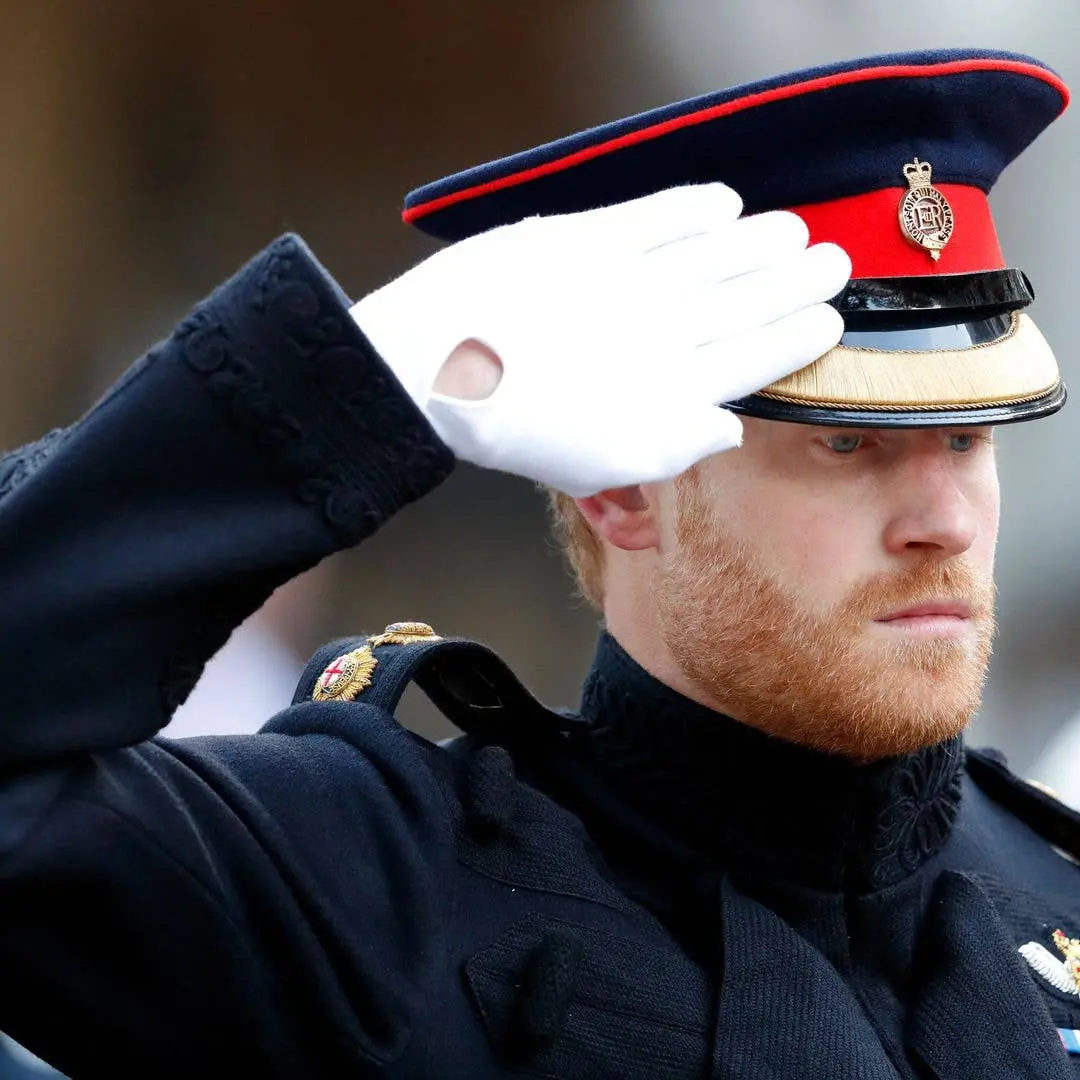 Prince Harry com título militar, a questão de devolvê-lo está em debate. Acho que a discussão deve focar no impacto rea…