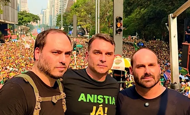 Irmãos Bolsonaro usaram o cancelamento do debate da Globo para criticar STF e Lula. O cancelamento veio após decisões j…
