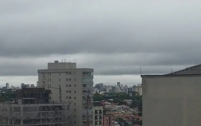 Temperaturas baixas em São Paulo, com máximas limitadas a 18 graus por hoje, apesar de a frente fria ter se afastado. O…