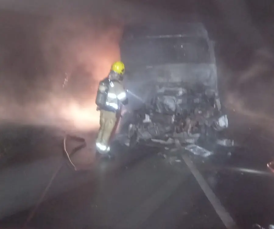 Carreta-tanque e bitrem colidiram na BR-060 em Rio Verde, com o veículo transportando sorgo pegando fogo. Impacto gerou…