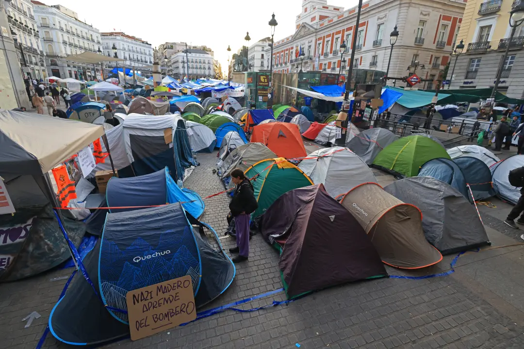 Cem pessoas tentando cercar o Congresso, mas a Polícia Nacional montou um perímetro de 190 metros, impedindo que gritos…