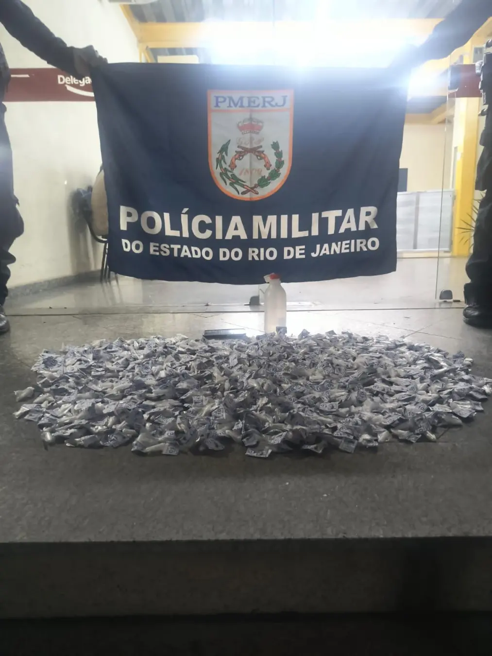 780 papelotes de cocaína foram apreendidos em Três Rios com a prisão de um jovem. Muita gente trabalha com essas coisas…
