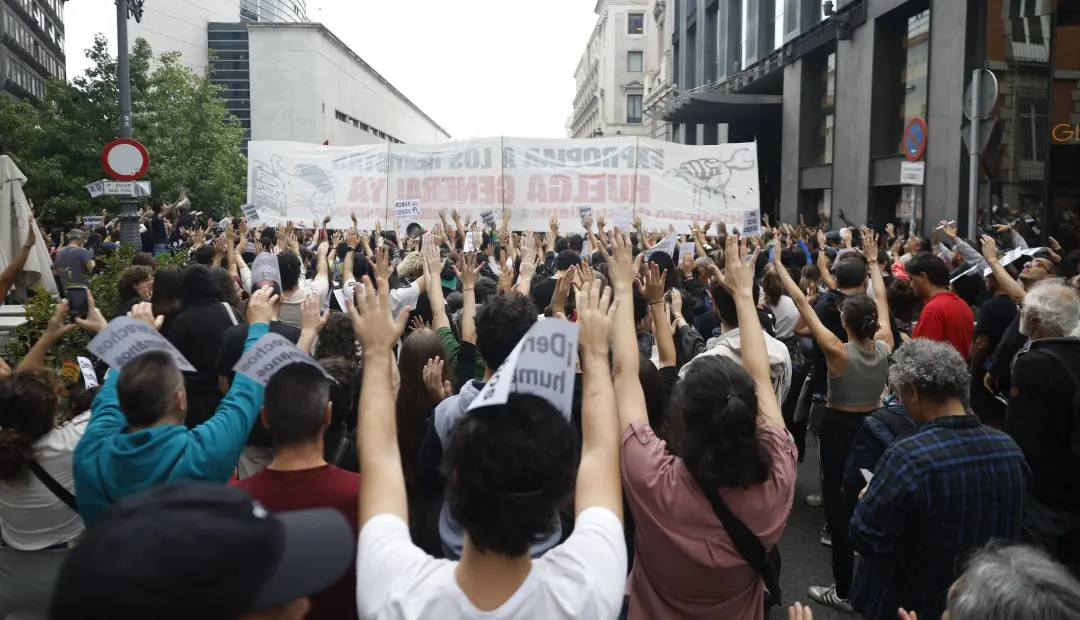 Mais de 500 pessoas se concentraram em frente ao Congresso na Espanha enquanto os decretos de moradia eram debatidos. V…