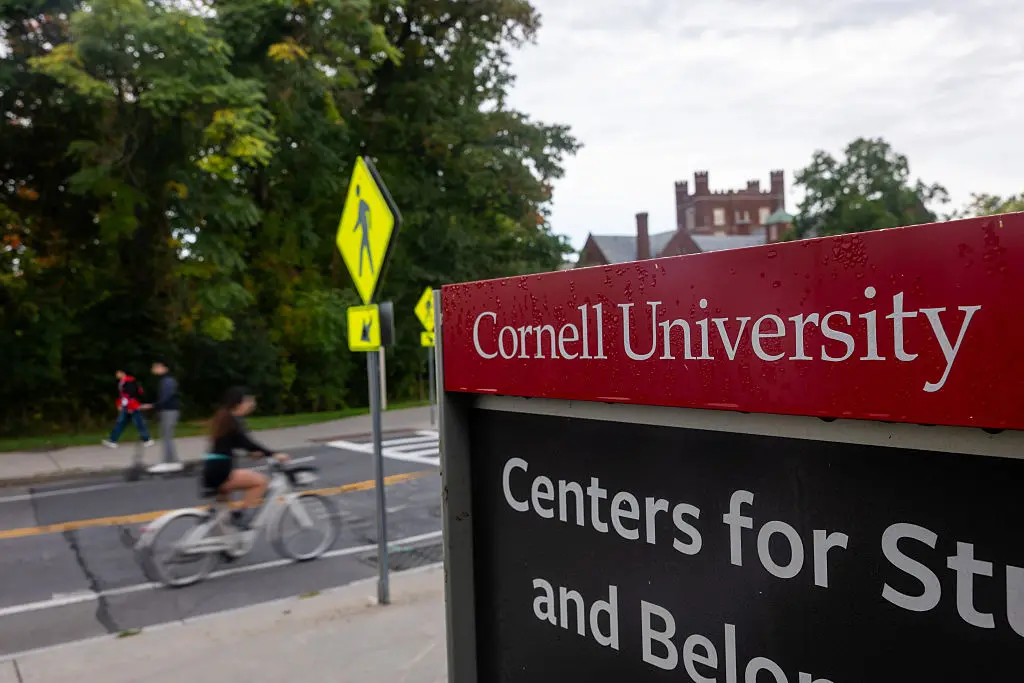 Cornell, EUA. Uma estudante foi alvo de alegações de drogas e estupro por sete irmãos de fraternidade. O que mais incom…