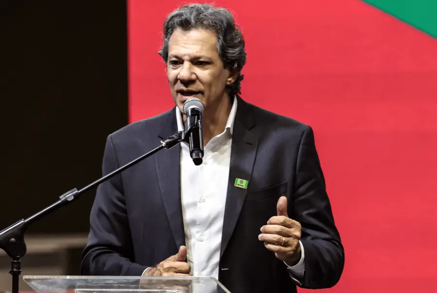 Flávio Bolsonaro anunciou que não vai no debate presidencial hoje por alegar censura do TSE. Haddad comentou que o recu…