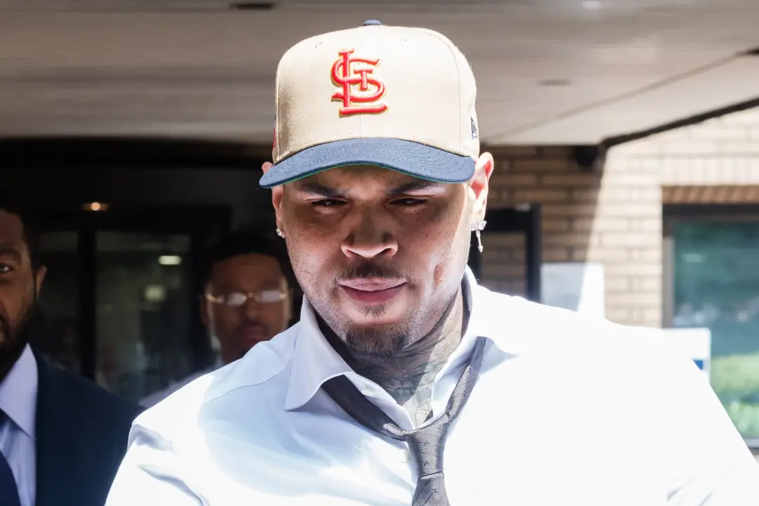 Chris Brown chega a um acordo com a ex funcionária, fechando em 8,5 milhões de euros, reduzindo o valor inicial de 12,9…