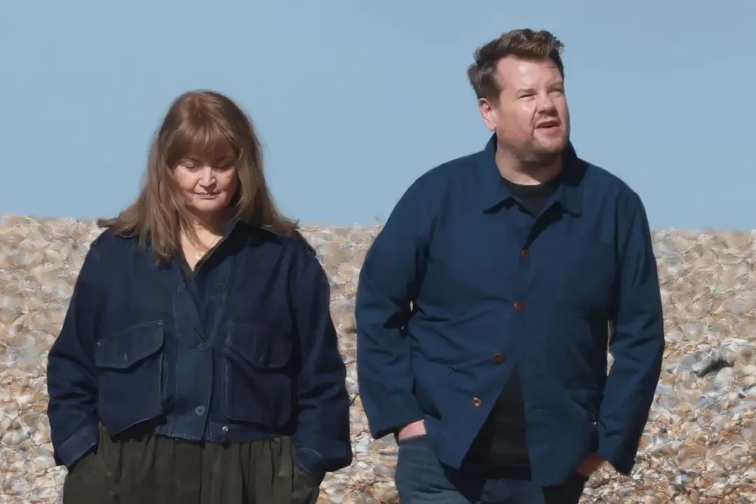 Ruth Jones e James Corden estão gravando uma sitcom nova para a Apple TV+ em Sussex. Eu acho legal que eles estejam de …