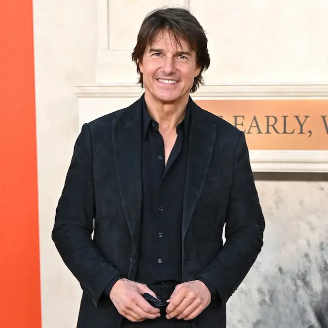Tom Cruise, com 64 anos, tá promovendo o filme Digger, mas a vida pessoal dele sempre é um show de como manter a privac…