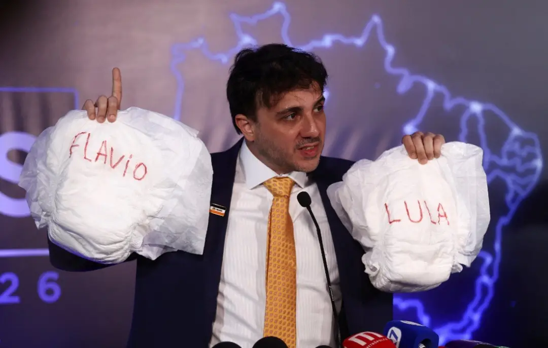 Renan Santos questionou a ausência de Lula e Flávio em debate da TV Globo, em frente aos Estúdios Globo no Rio de Janei…