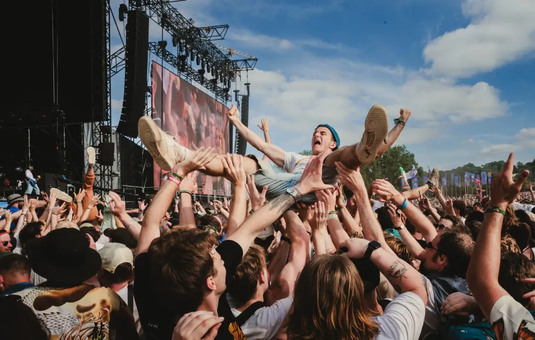 Glastonbury 2027, pacotes e ônibus esgotaram em menos de 30 minutos. Pagar 408 libras só para a entrada já mostra a alt…
