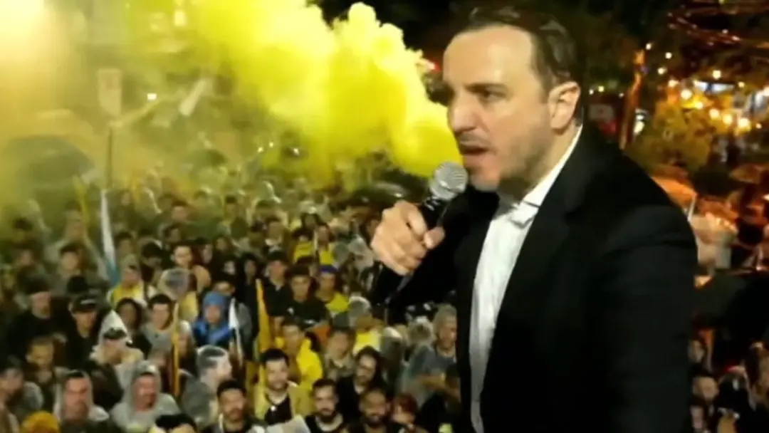 Renan Santos e apoiadores xingaram a Globo durante ato no Rio de Janeiro, depois que o debate presidencial foi cancelad…
