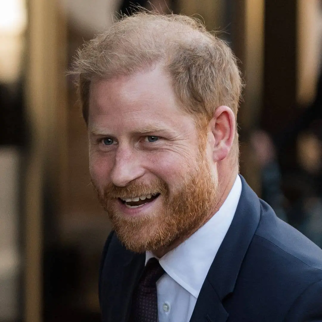 Prince Harry apareceu em evento de gala no Imperial War Museum em Londres. É interessante ver essa presença, mesmo com …