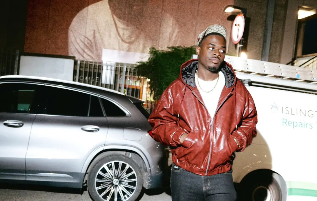 Ceebo lança o mixtape Bloccstar, usando Macbeth como base moral para falar sobre a fama no rap britânico. O artista mos…