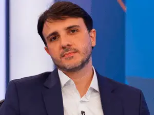 Renan Santos chamou Flávio Bolsonaro para um debate em bar com a frase Eu tô na sua casa. Esse tipo de confronto públic…