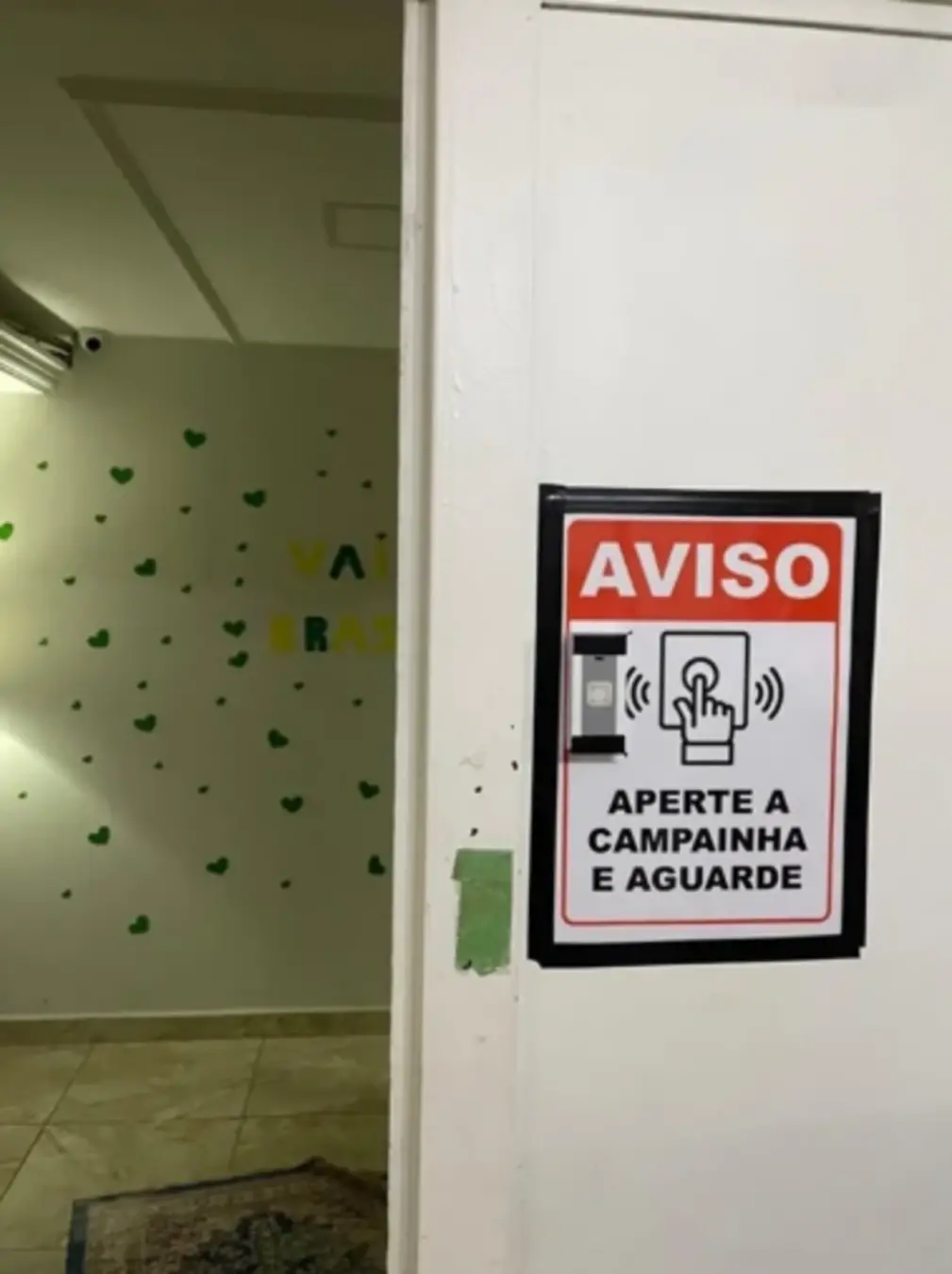 CLN 305 Norte, cinco mulheres e clientes encontrados em local suspeito de prostituição pela PCDF. A atividade gera lucr…