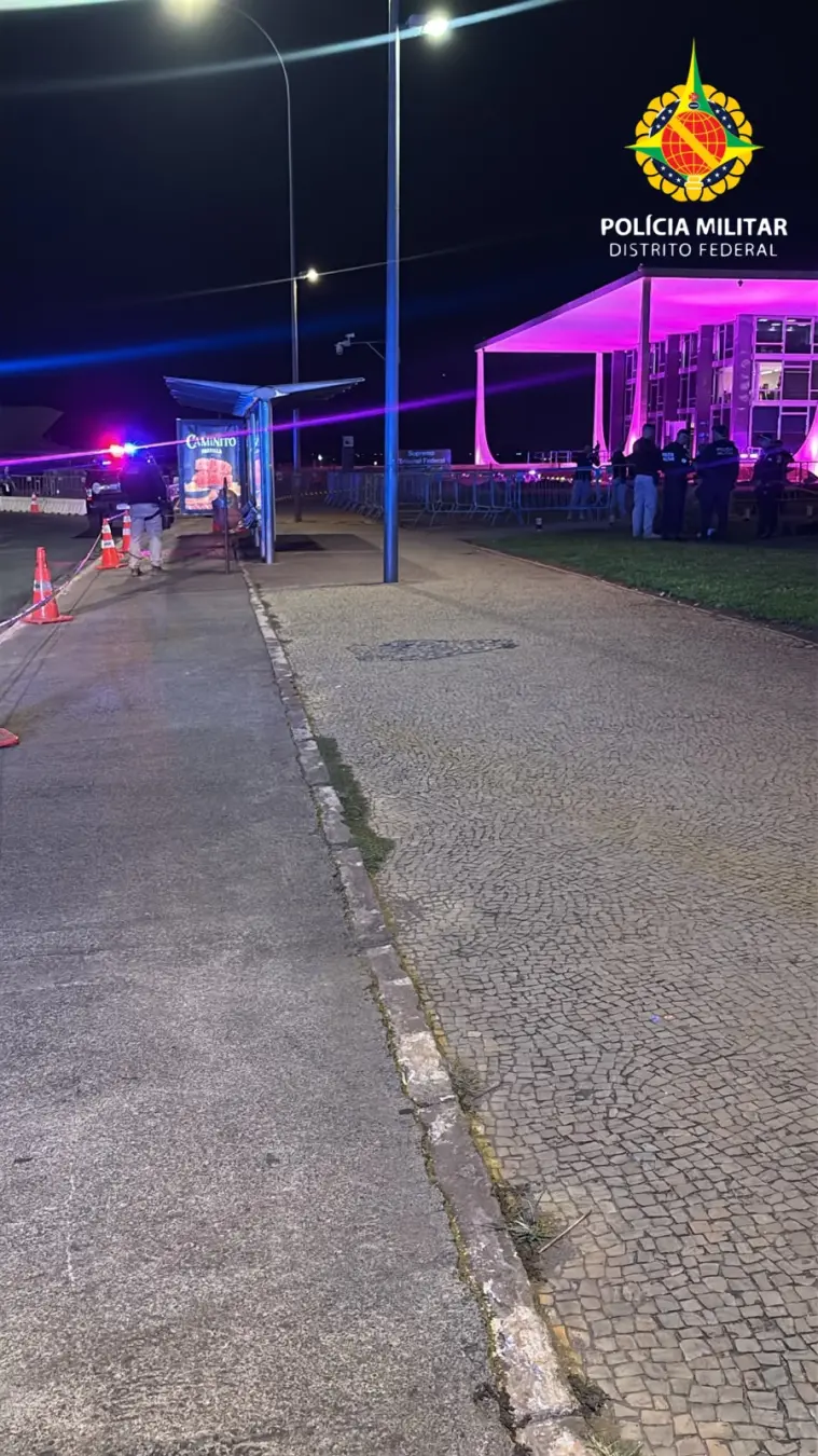 Praça dos Três Poderes, em Brasília, um homem de 28 anos foi detido após arremessar uma mochila perto do STF. A resistê…