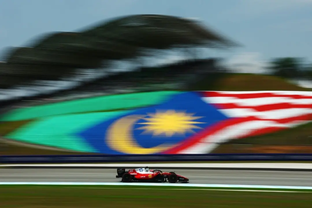 Leclerc fez a volta mais rápida em FP2 no GP de Bahrain, marcando 1m37.528s, deixando Isack Hadjar a 0.099s. A performa…