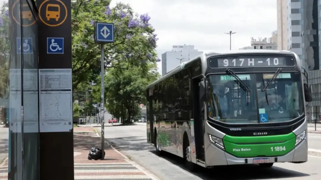 Lei 6091/74 e resoluções específicas regulamentam o transporte de eleitores para não usar o voto como pressão. É permit…