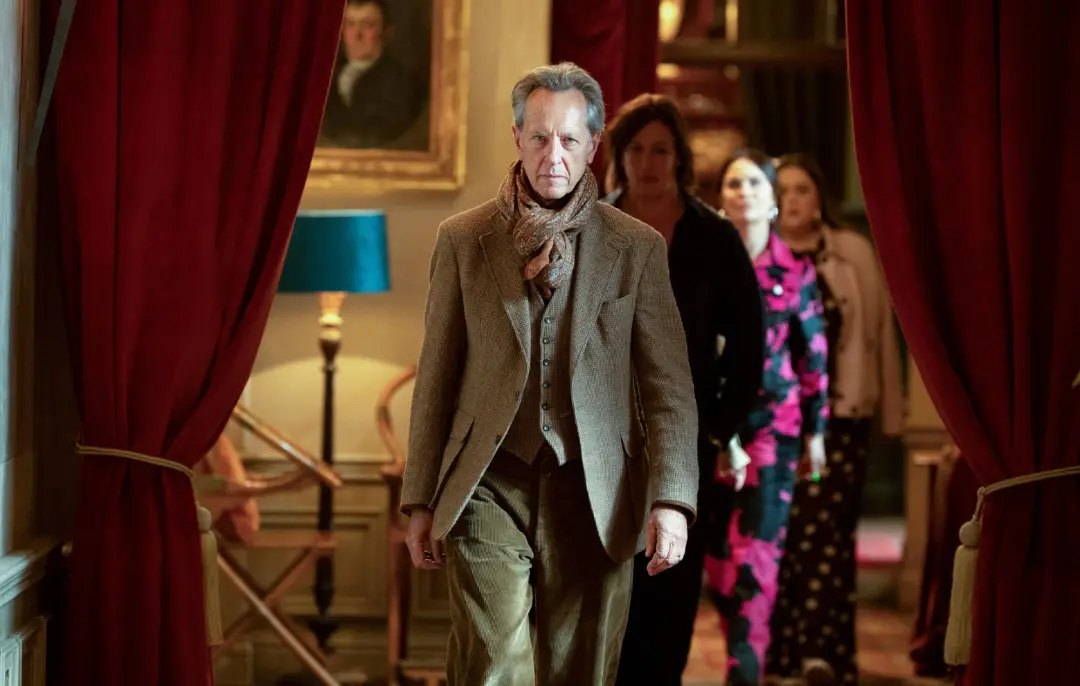 Richard E Grant virou lenda no The Celebrity Traitors, na temporada dois, logo no primeiro episódio. Ele admitiu ser um…