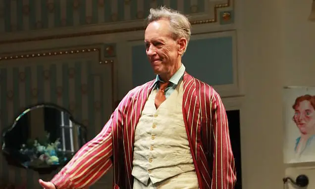 Richard E. Grant fez sua volta ao palco na noite de quinta-feira, durante a estreia de sua nova peça no West End. Ele i…