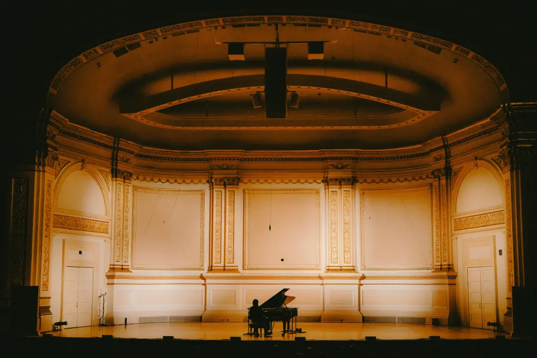 Cameron Winter no Carnegie Hall com Paul Thomas Anderson. O canto dele em barítono grave, com notas suspensas e potente…