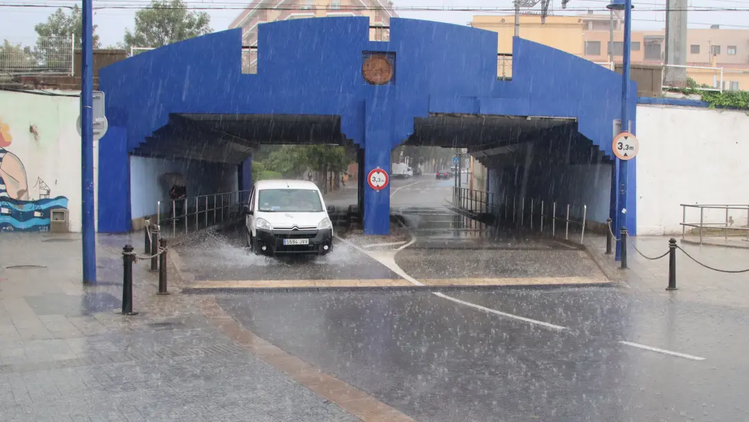 Mais de 90 litros por metro quadrado em três horas em Tarragona. A Proteção Civil emitiu alerta e a Generalitat ordenou…