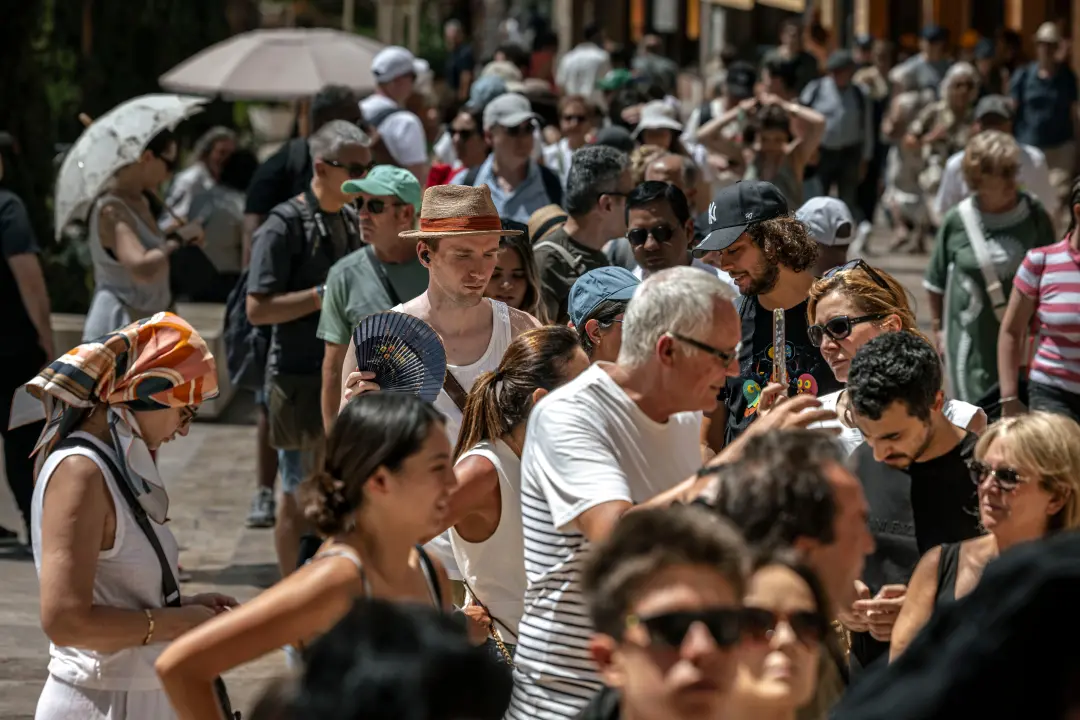 Doze milhões e três centenas de mil turistas chegaram a destinos espanhóis em agosto, marcando o melhor mês da história…