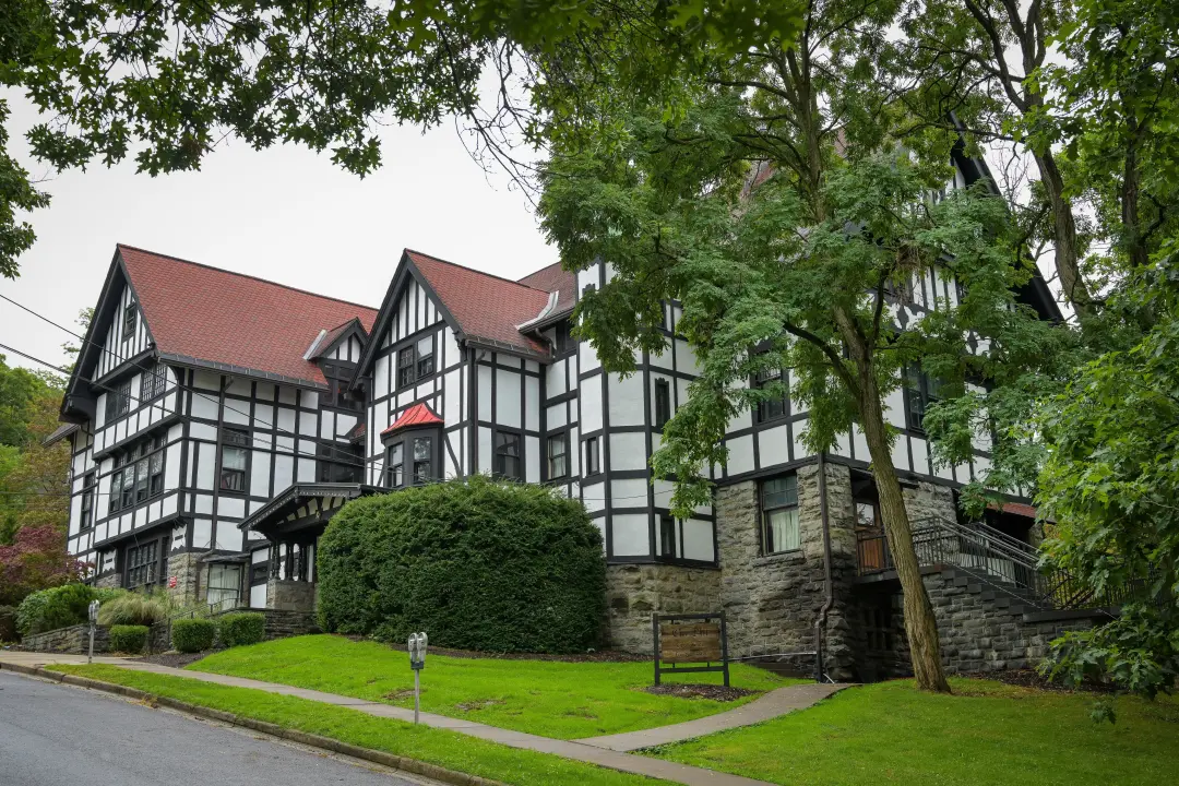 Seven estudantes da fraternidade Chi Phi em Cornell, Nova York, são acusados de estupro coletivo em 2024. A denúncia ap…