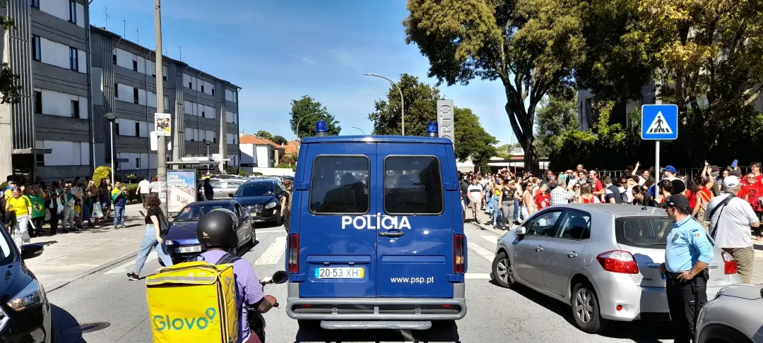 Cearense Alisson Santiago disse que vota se deixarem chegar na urna em Portugal. Ele teme ser expulso se for parado pel…