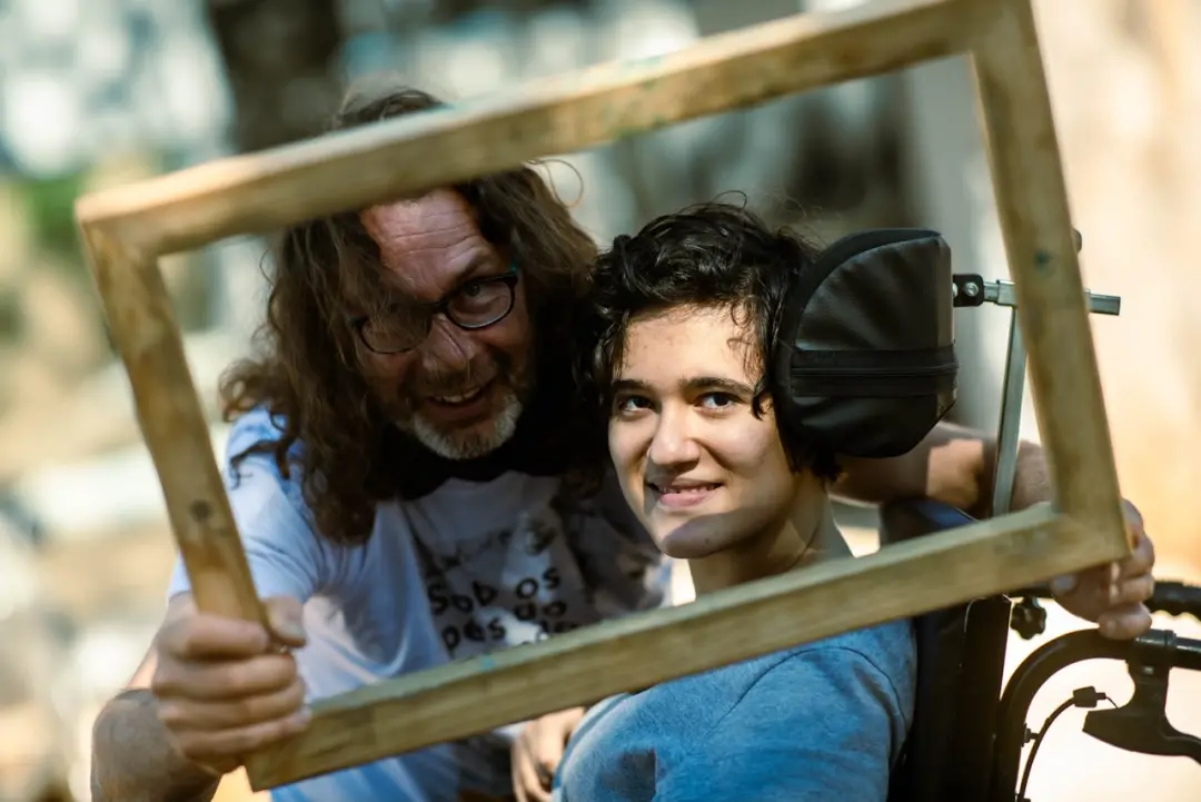 Exposição Sob os Pés do Mundo traz 15 obras táteis no Teatro de Sobradinho, mostrando a cidade pela perspectiva de quem…