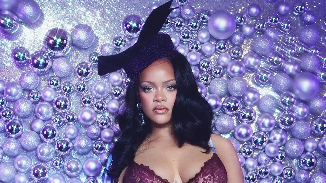 Rihanna apareceu com lingerie vinho na coleção Savage x Fenty. A foto mostra a estrela em um look sensual para a coleçã…
