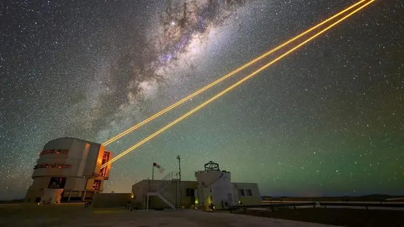 Atacama, Chile: astrônomos usam lasers gigantes no VLT para criar estrelas falsas na atmosfera. A ideia, que tem raízes…