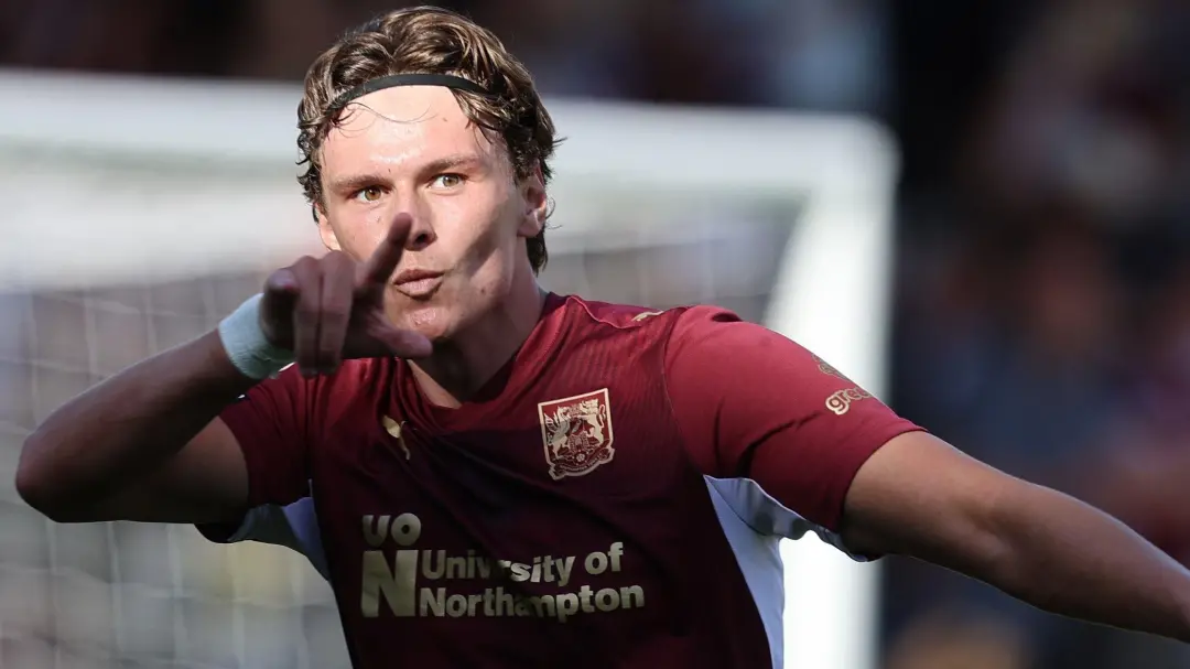 Northampton Town, que tá 22º na League Two, teve nova gestão com backing multimilionário e Pato no conselho. É um caos …