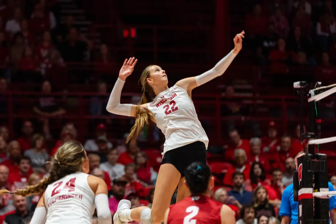 Wisconsin volleyball vence Indiana em cinco sets, 25-19, 25-14, 22-25, 20-25, 15-8, no UW Field House. A torcida do Bad…