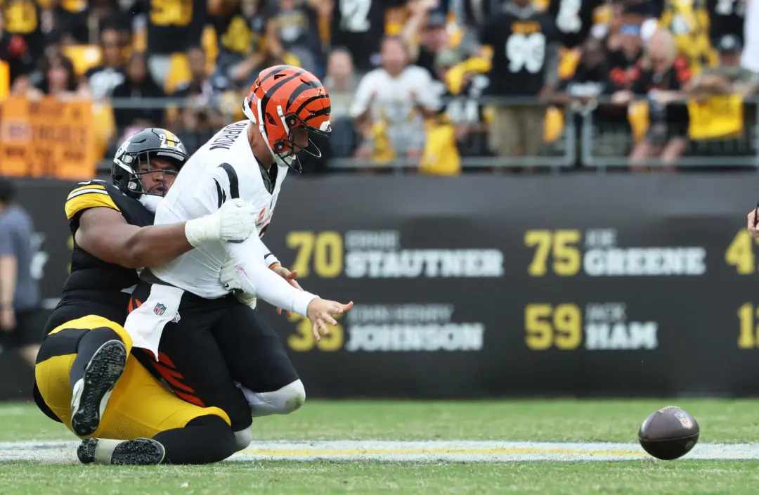 Derrick Harmon, defensor dos Steelers, foi retirado em campo com lesão no pé contra os Browns. Perda grande pra defesa,…