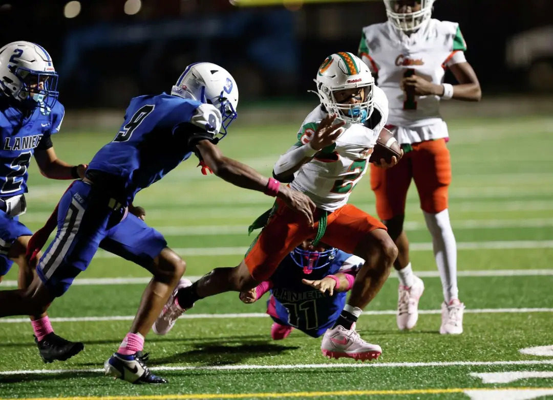 Sam Houston vence Lanier por 27 a 7, com 131 jardas corridas de Jaidon Hamilton no SAISD Sports Complex. A garra do tim…