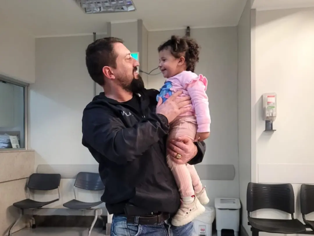 Porto Alegre, RS: um policial civil salvou uma bebê de 1 ano e 9 meses que engasgava com uma bolacha no centro de triag…