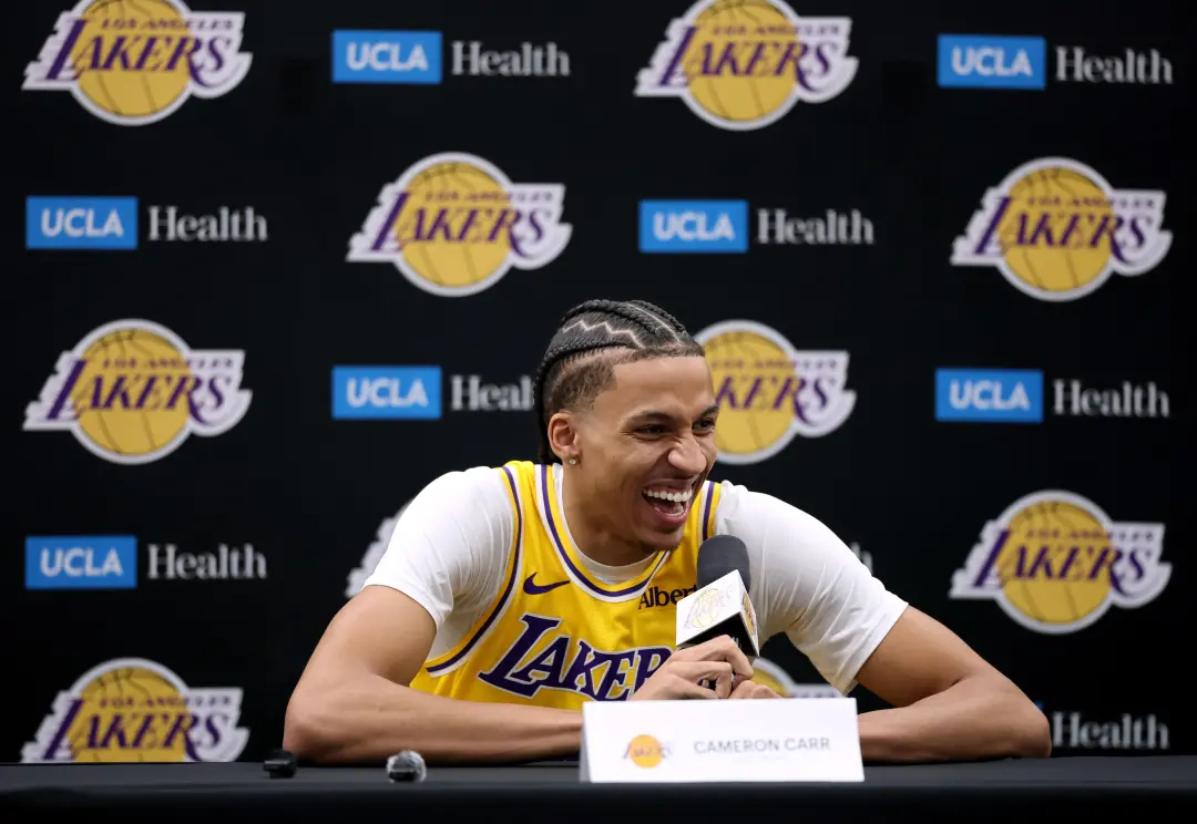Cameron Carr recebeu aclamação do treinador JJ Redick no acampamento de treinamento dos Lakers por mostrar potencial. A…