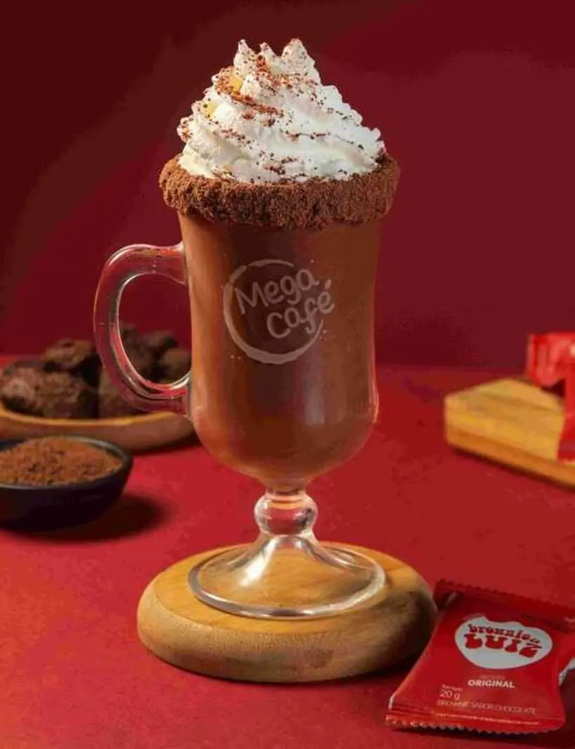 Duas marcas cariocas, Megamatte e Brownie do Luiz, lançaram uma collab de bebidas até dezembro, com Mega Cappuccino e C…